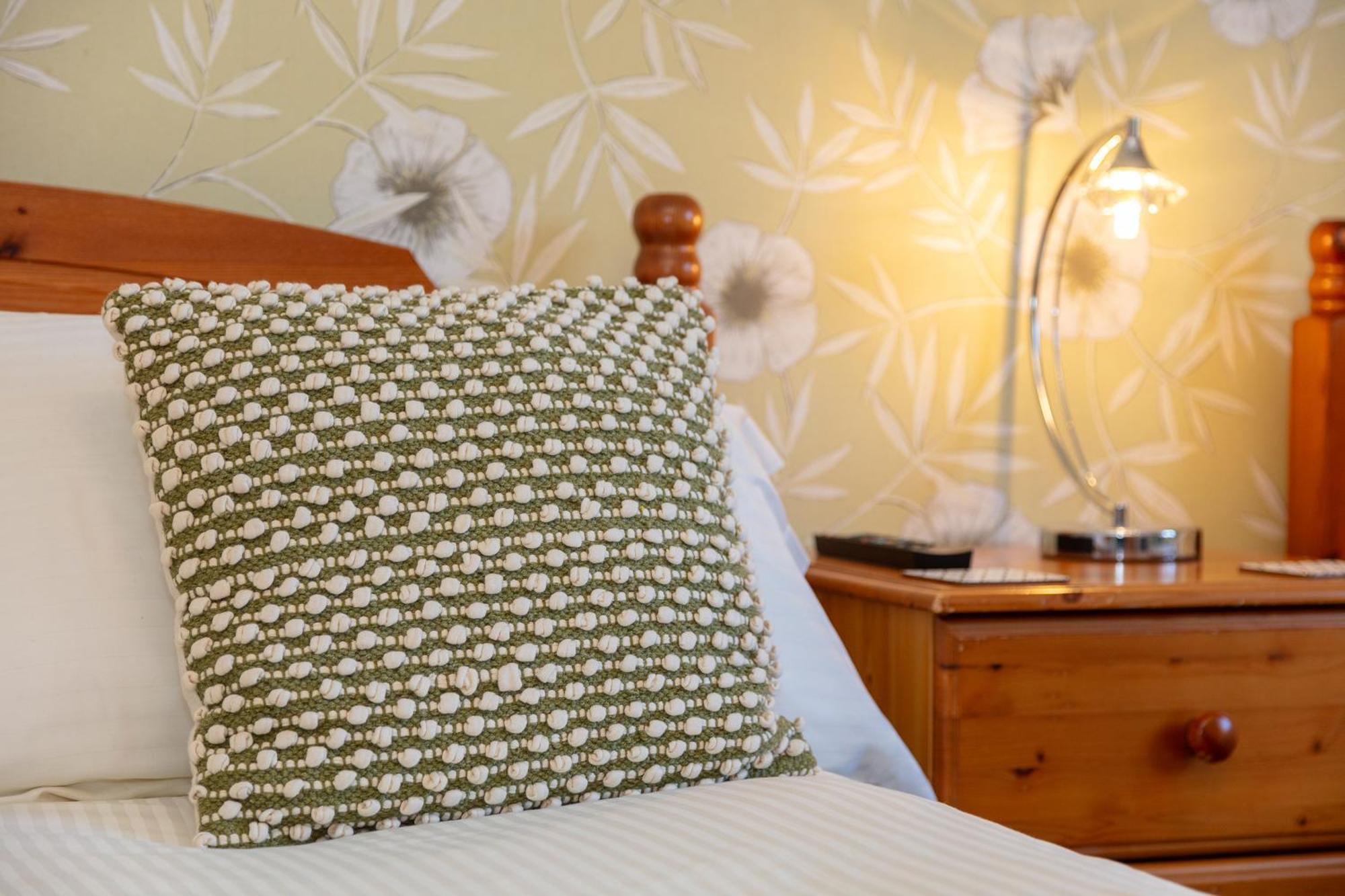 Old Surgery Guest House Ullapool Bagian luar foto